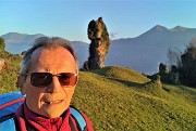 94 Nei prati di Carubbo  tenuti con cura, spiccano i 'pimpoi', caratteristiche formazioni rocciose isolate
